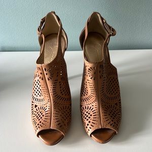 Tan Jessica Simpson heel
